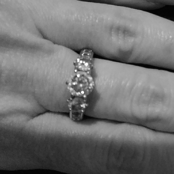 Ladies size 8 .925 Silver ring - Picture 3 of 5